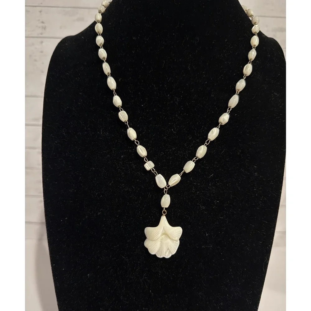 Vintage White Mother of Pearl Ginkgo Leaf Pendant Necklace Beaded 12